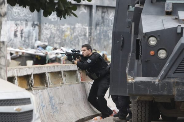 POLICIA-COMUNIDADE-JACAREZINHO-RIO-DE-JANEIRO-OPERAÇAO-1-600x400.jpg