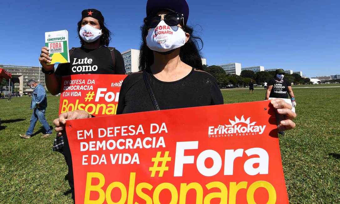 88206879_Brazilian-opposition-activists-take-part-in-a-protest-against-Brazilian-President-Jair.jpg
