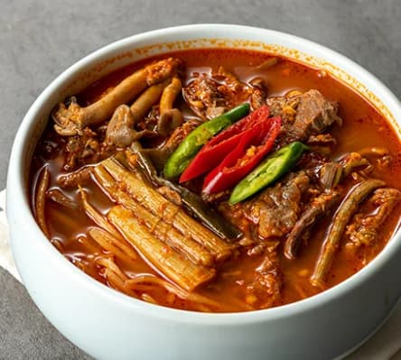 육개장 - 香辣牛肉汤